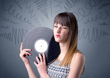 Vinil kaydı tutan kadın