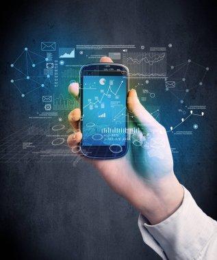 El ele tutuşan akıllı telefon.