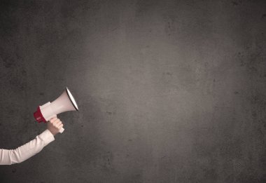 Düz arka plan üzerinde megafon