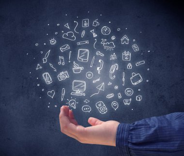 Karışık çizimler tutan el