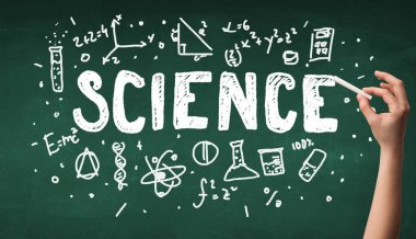 Olgun bilim adamı gemide çizim yapıyor.