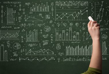 Bir iş adamı tahtaya veri çiziyor
