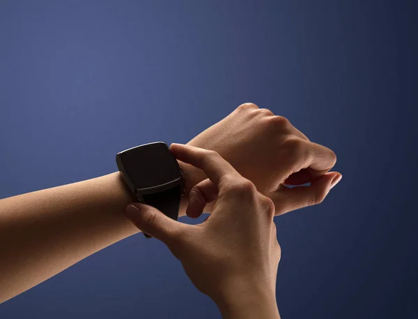 Gros plan main féminine avec balck smartwatch écran — Photo