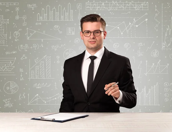 Homme d'affaires assis à un bureau — Photo