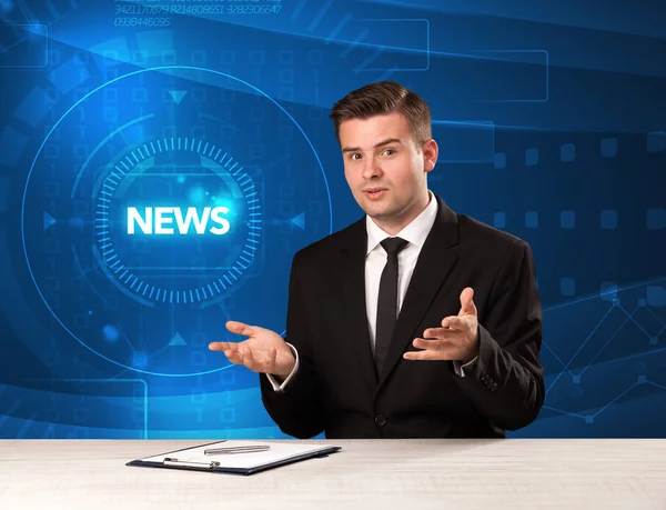Moderne televisie presentator vertellen van het nieuws met tehnology backg — Stockfoto