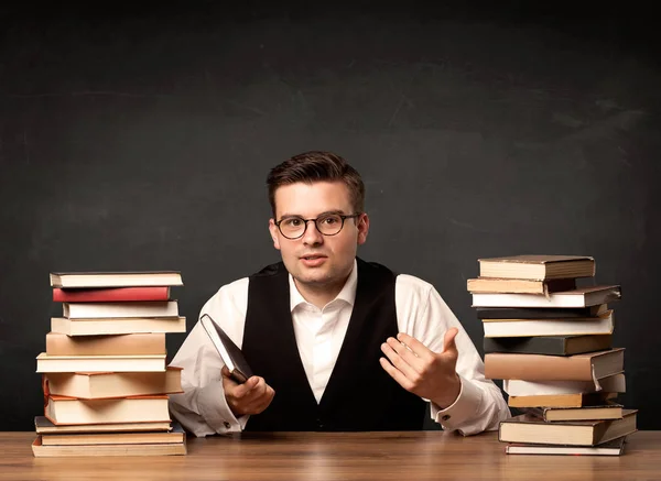 Profesor con libros —  Fotos de Stock