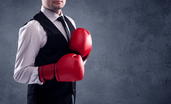 Боксерский бизнесмен в красных боксерских перчатках — стоковое фото