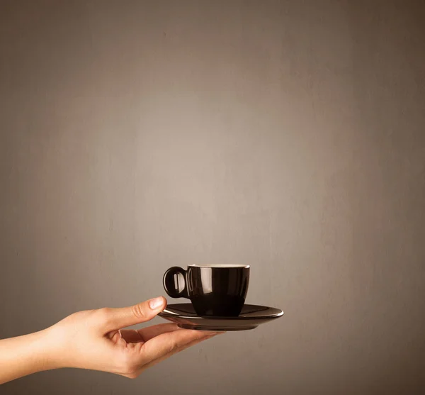 Mão feminina segurando xícara de café — Fotografia de Stock