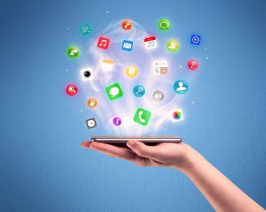 Tablet telefon app simgeleri ile tutan el