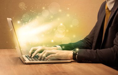 İşadamı laptopta hızlı çalışıyor.