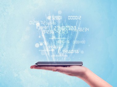 Dijital numaraları olan el ele tutuşan telefon