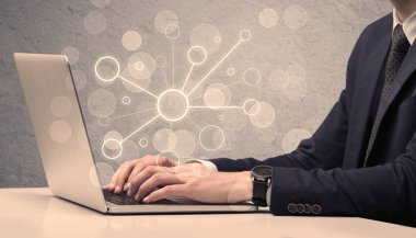 Dizüstü bilgisayarda yazan bilim işçisi