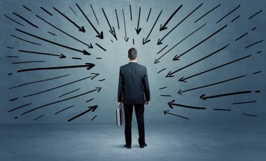 Ayakta duran erkek bir hata yaptı.