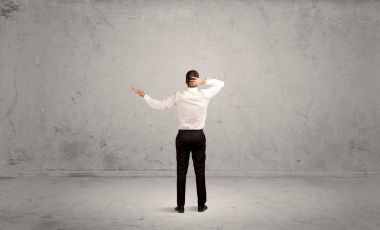 İş adamı boş kentsel alanda kayboldu