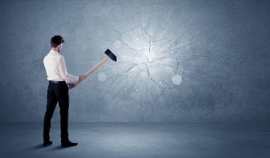 İşadamı çekiçle duvara çarpıyor.