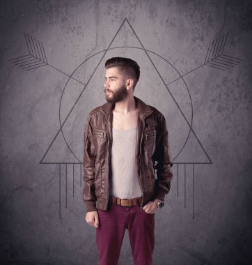 Sıradan komik erkek cep telefonu kullanıyor.