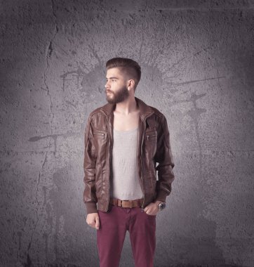 Sakallı ve güneş gözlüklü şık bir erkek.