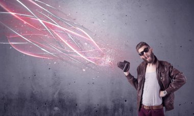 Kamera ve parlak çizgileri olan zarif bir hippi.