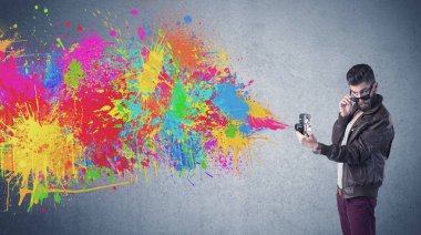 Kamera ve boya sıçratan hippi adam.