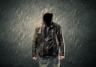 Kapüşonlu hayalet yüzlü adam