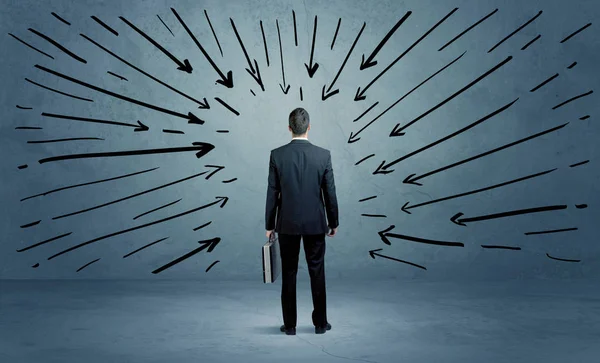 Ayakta duran erkek bir hata yaptı.