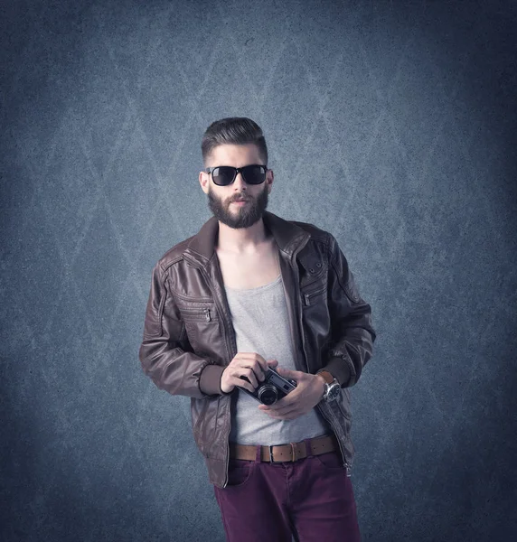 Brodaty hipster stojący w eleganckich ubraniach — Zdjęcie stockowe