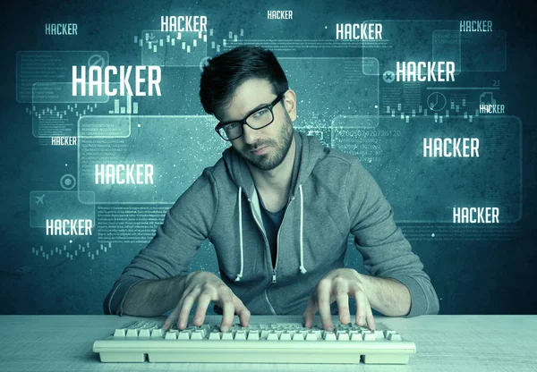 Hacker med tangentbord och glasögon — Stockfoto