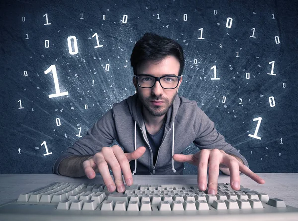 Online indringer geek kerel hacken codes — Stockfoto