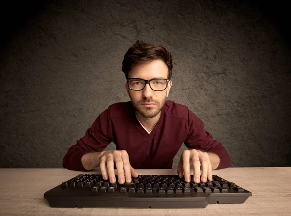 Computer geek digitando sulla tastiera — Foto Stock