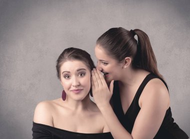 Kız onu kız arkadaşına gizli şeyler söylüyorum