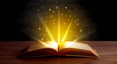 Kitap üzerinde sarı ışık