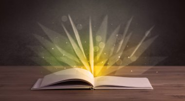 Kitap üzerinde sarı ışık 