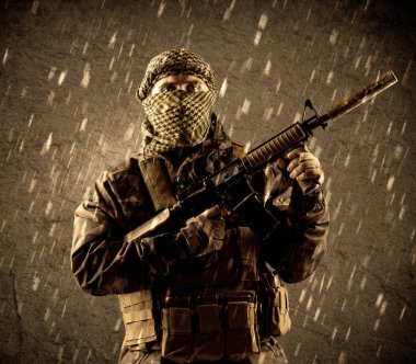 Tehlikeli ağır silahlı terörist asker grungy ra maske ile