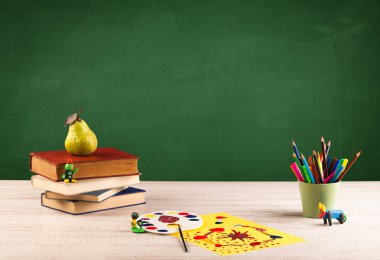 Okul öğeleri boş karatahta ile masada