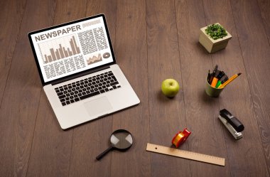 Borsa raporu ahşap masa üzerinde sahip dizüstü iş bilgisayarı