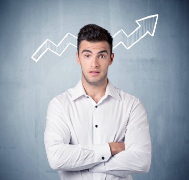 Grafik ok ile gülümseyen iş adamı