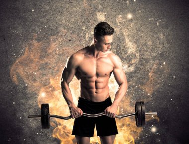 Sağlıklı, ateşli erkek kaslarını ateşle gösteriyor.