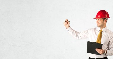 Boşlukta çizim yapan genç mimar