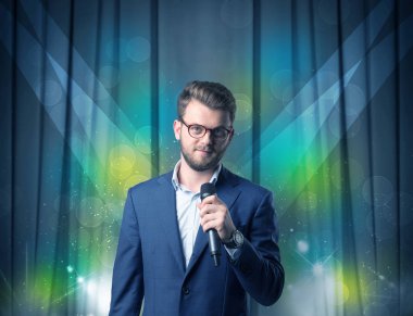 İşadamı holding mikrofon