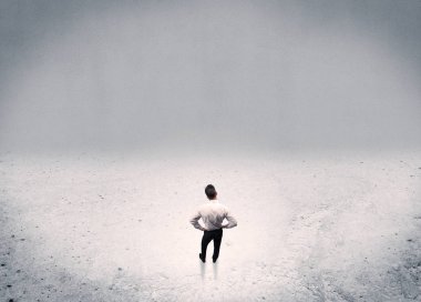 Kentsel boş alanda duran iş adamı