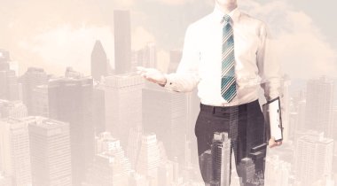 Şehir manzarası örtüşen yakışıklı bir iş adamı.