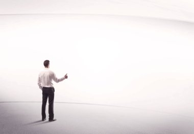 Çantası yerinde duran bir iş adamı.