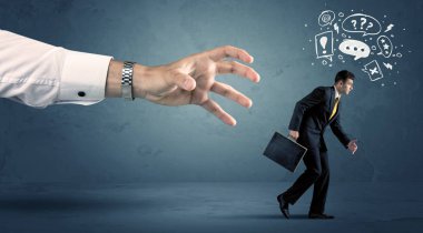 İş adamı büyük bir elden kaçıyor. 