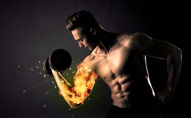 Vücut geliştirme sporcusu ateşli kol konseptiyle ağırlık kaldırıyor