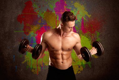 Renkli duvarı ve kilosu olan güçlü bir adam.