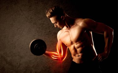 Formda vücut geliştirici, kırmızı kas konseptiyle ağırlık kaldırıyor.