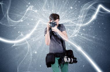 Dinamik çizgileri olan profesyonel fotoğrafçı.