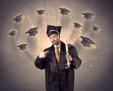 Birçok uçan şapkayla üniversite mezunu.