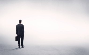 Boş beyaz arkaplanı olan satıcı