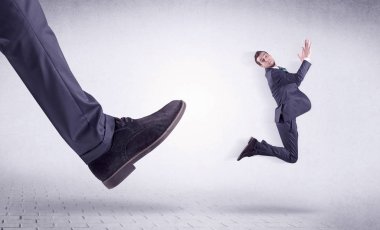 Genç bir işçi tarafından Koca ayak evden attı
